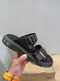 Dr. Martens Josef Black Analine: Eleganckie i Wygodne Klapki Unisex