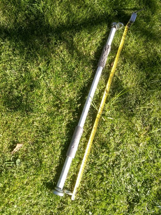 Drążek do podciągania 88 cm szeroki na hakach