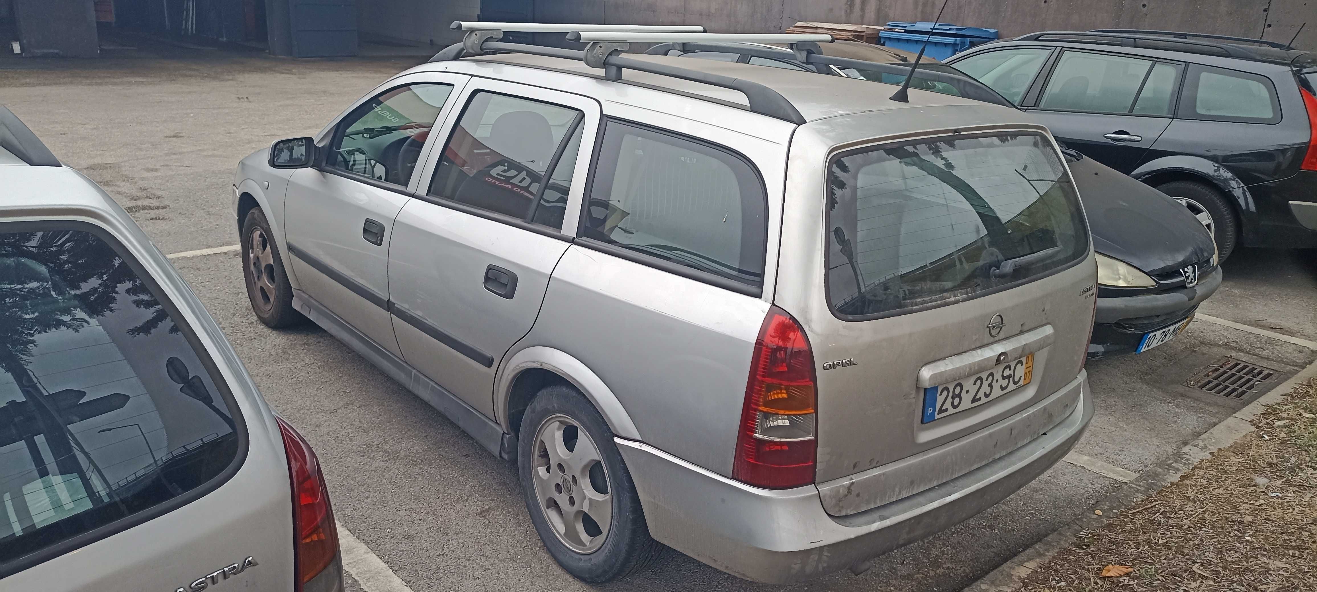 Opel Astra / motor parcialmente desmontado