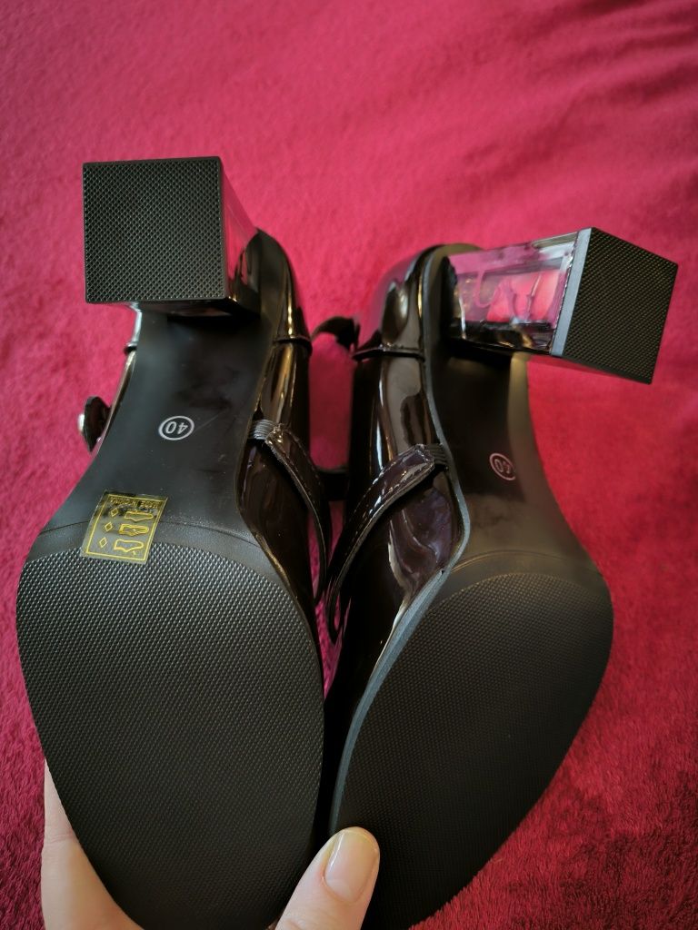 Sapatos com rosas nos tacões NOVOS