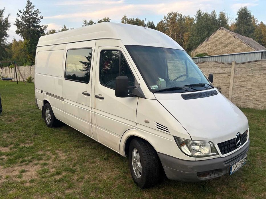 Przewóz osób, na lotniska, transport bus z lawetą lub przyczepą towar.