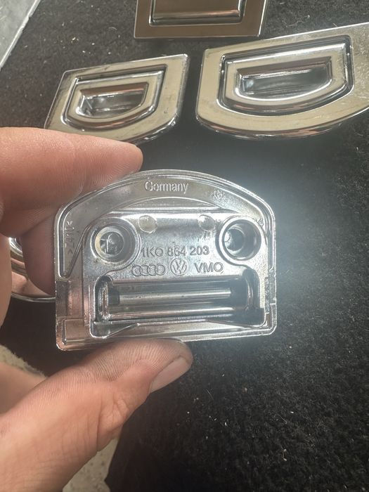 Фіксатор в багажник audi q5,q7,vw passat ,golf,1k0864203