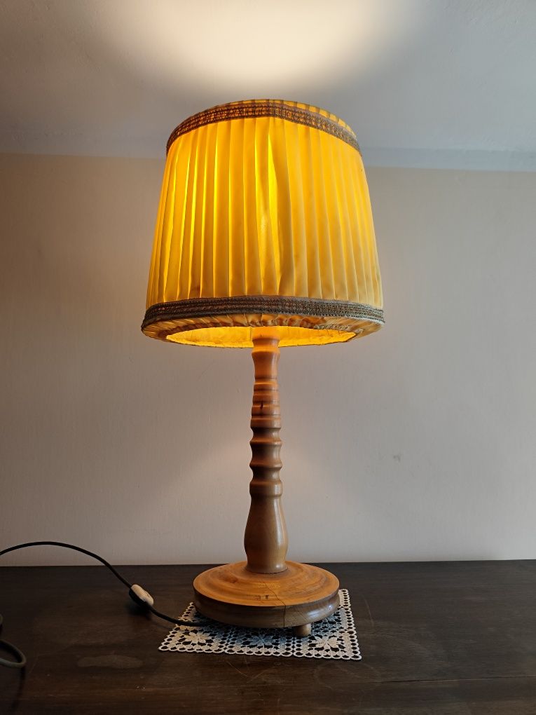 Elegancka lampa nocna stojaca biurowa z żółtym plisowanym abażurem PRL