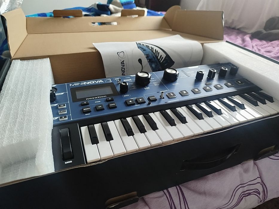 Teclado Sintetizador Novation MiniNova com 37 Teclas