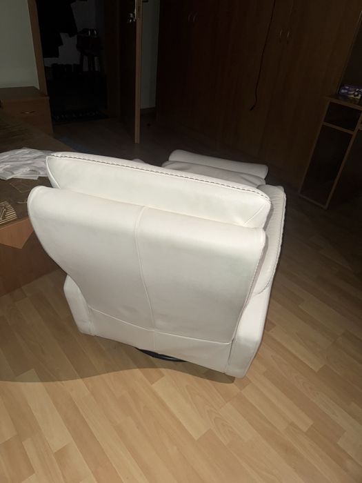 Skórzany kremowy fotel