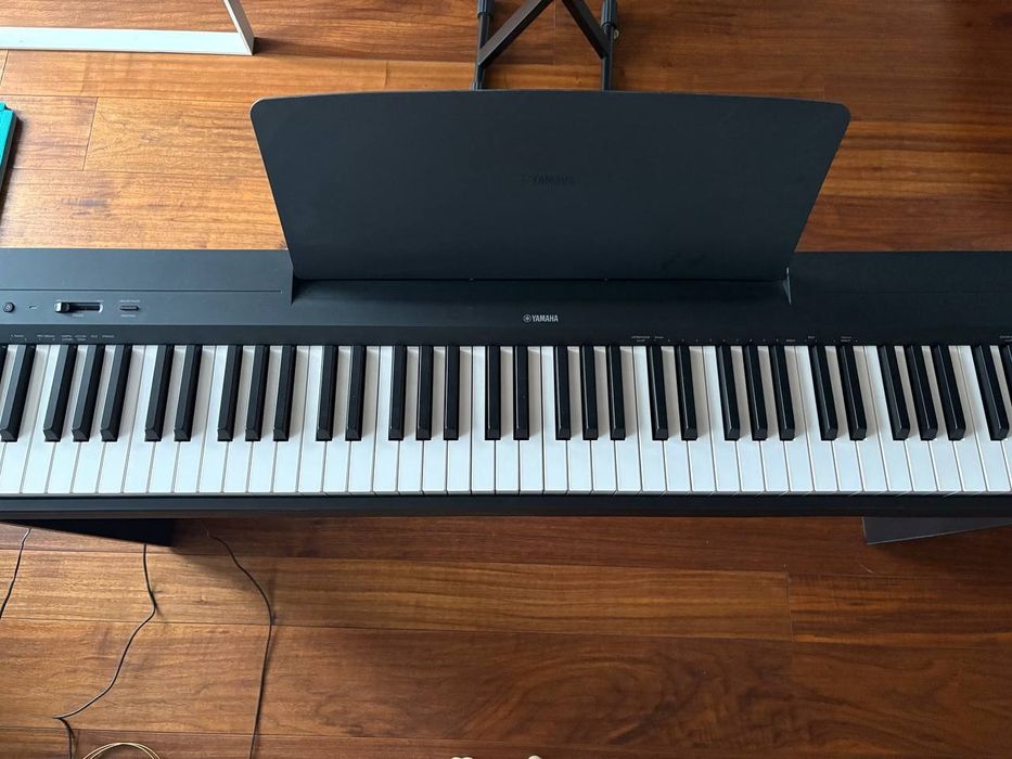 Цифровое пианино YAMAHA P-145 (Блок питания, стойка, пюпитр, педаль)