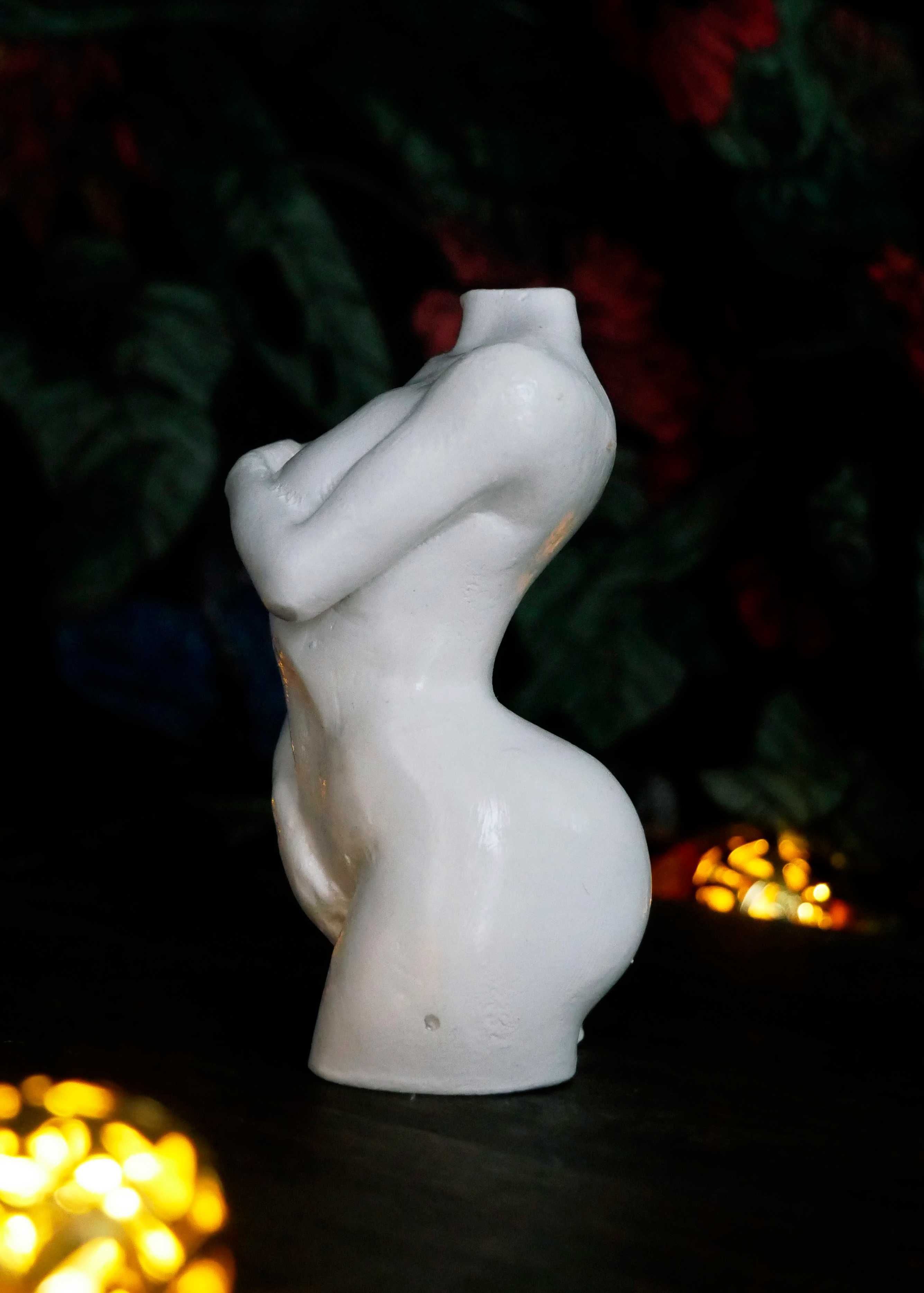 Rzeźba z gipsu, figurka kobiety w bieli, wys. 8,5 cm