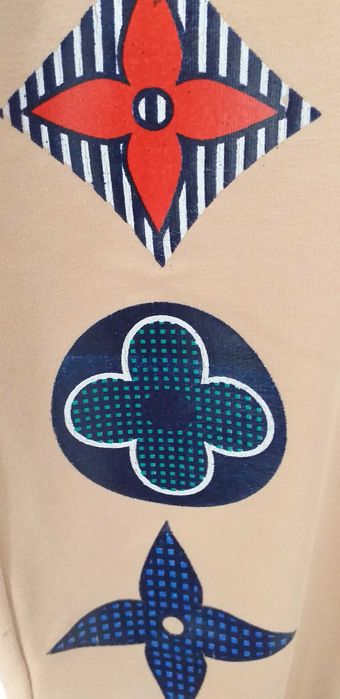 Spodnie dresowe w ciekawy kolorowy print