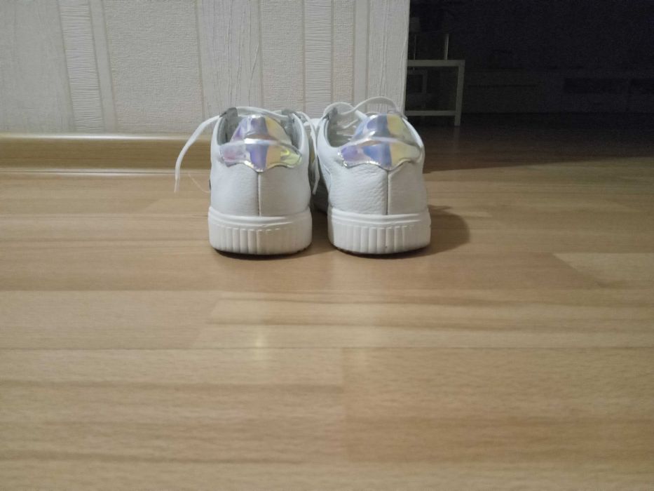 Білі шкіряні кеди Mida