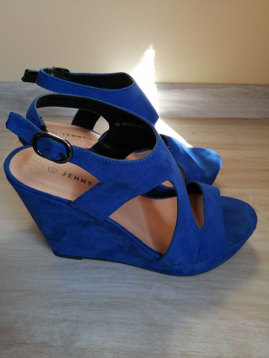 Nowe kobaltowe buty na koturnie