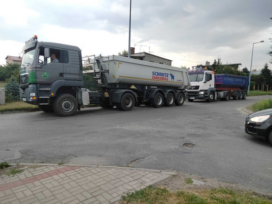 Transport Wywrotką Czteroosiową Naczepą Wanną Wywrotki Usługi Wozidłem