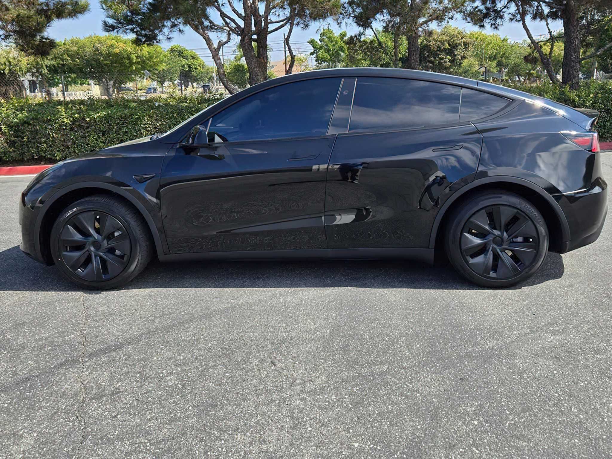 Tesla Model Y Long Range      2025