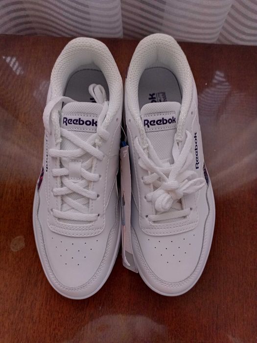 Кросівки жіночі білі.