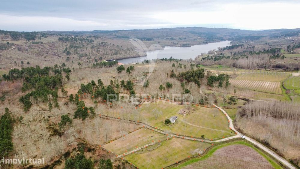 Quintinha Junto À Barragem Da Teja