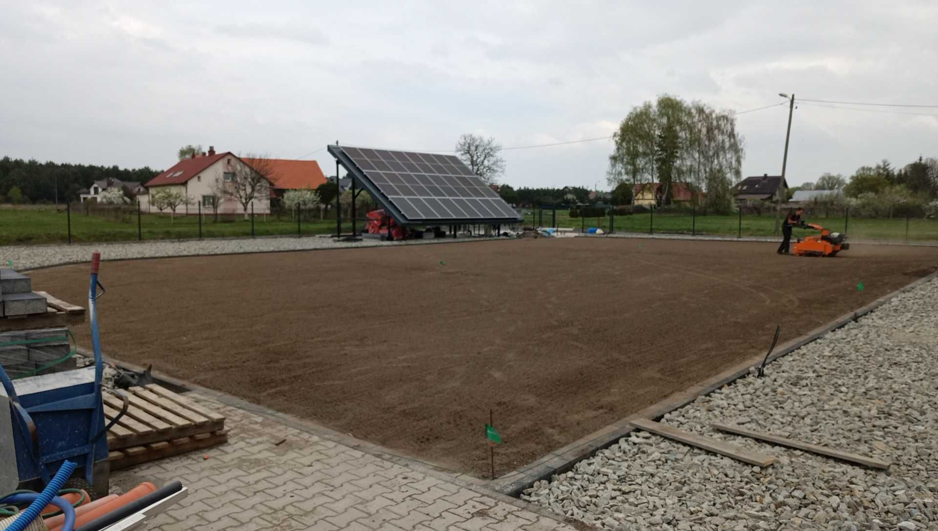 Trawnik z rolki trawa zakladanie trawników automatyczne nawodnienia
