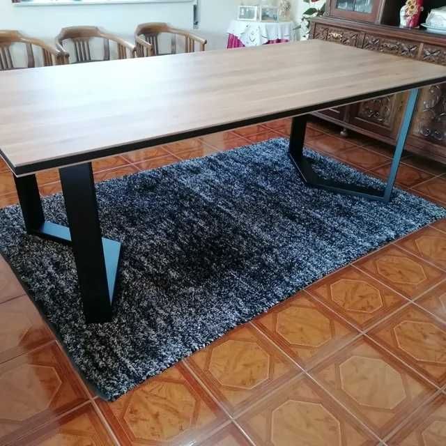 -Mesa de jantar com tampo em melamina