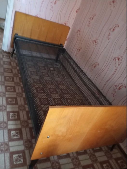 Продам ліжко з панцерною ( металевою) сіткою, односпальне.