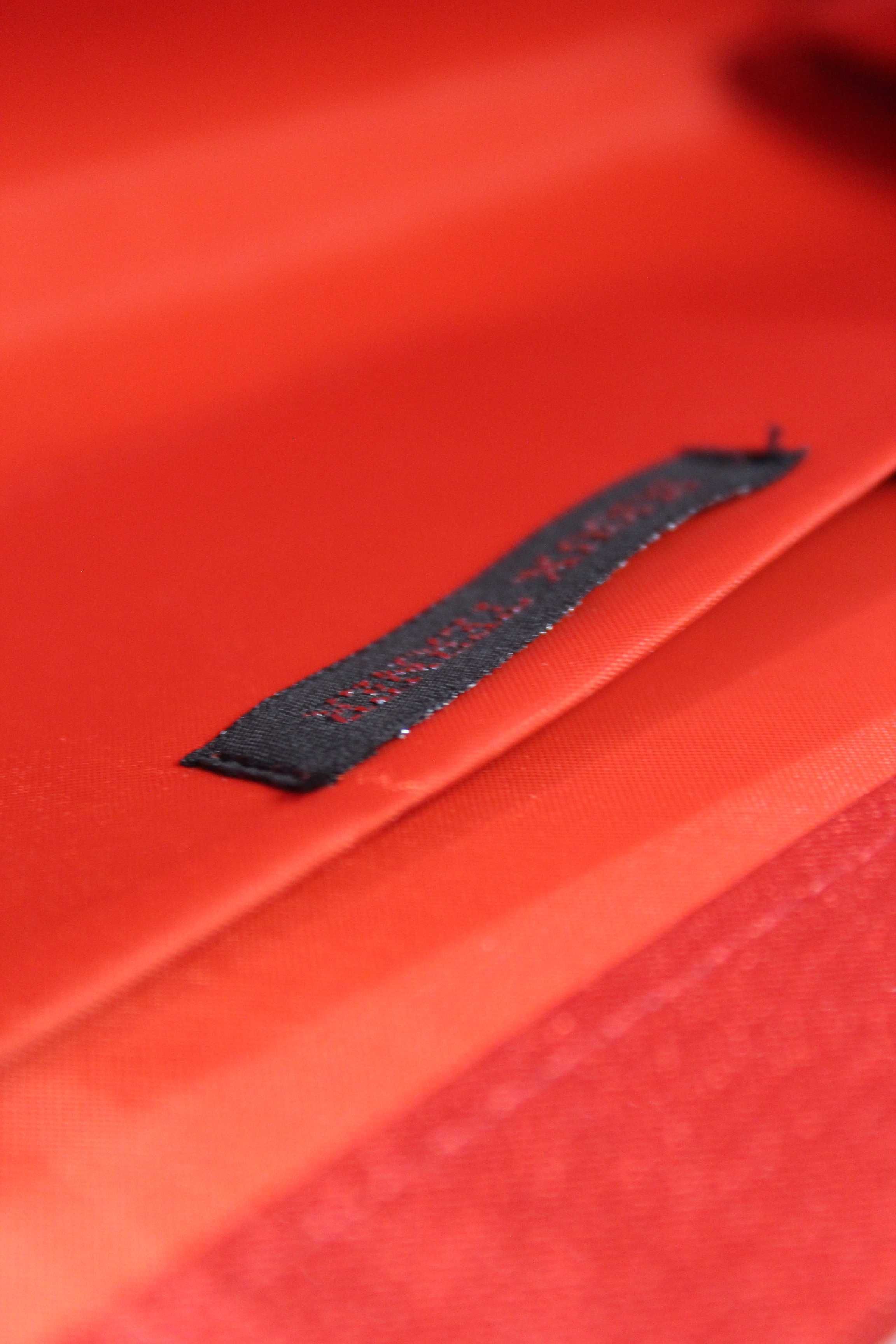 Червона атласна сумочка-клатч від відомого бренду Bijoux Terner