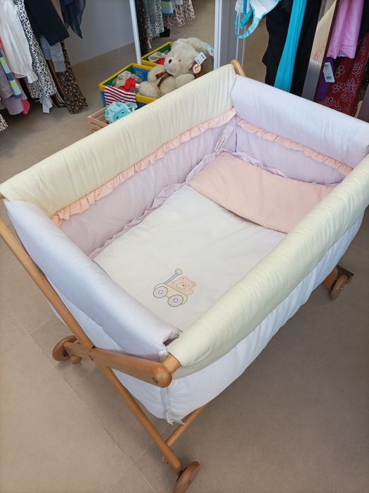 Berço em madeira com rodas