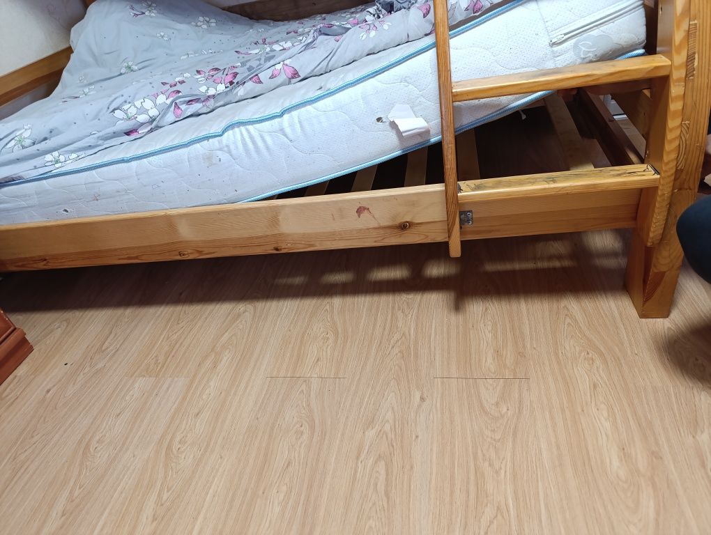 Продам ліжко двух ярусне