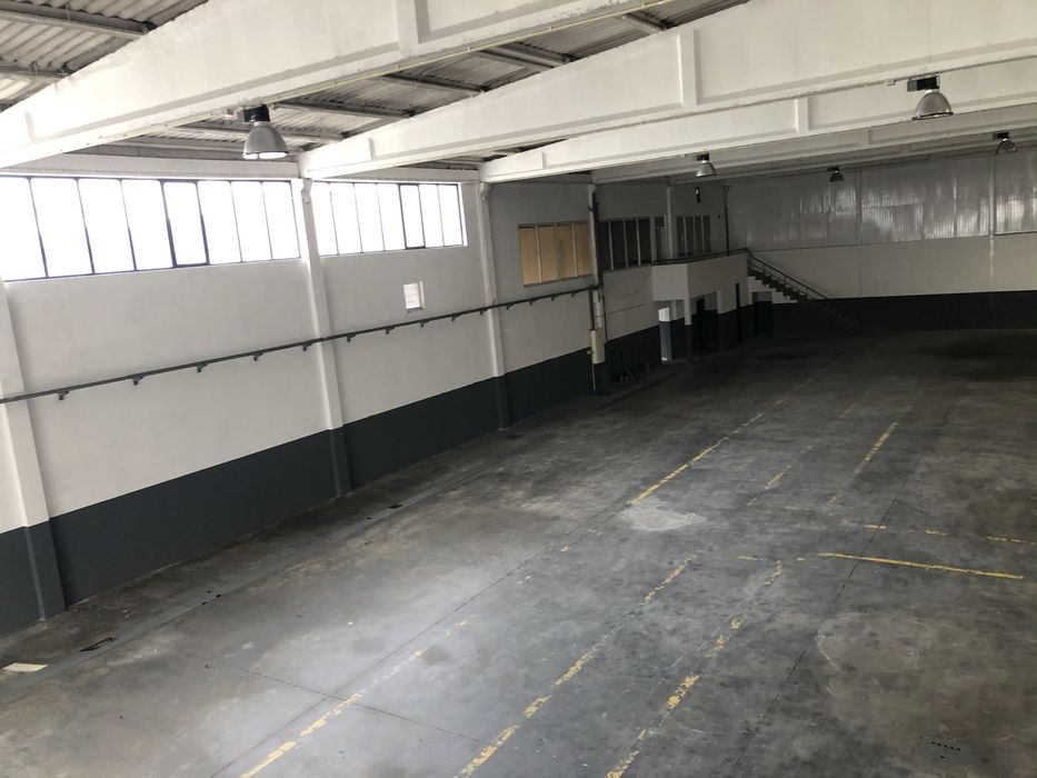 Arrenda-se pavilhao industrial com cabine