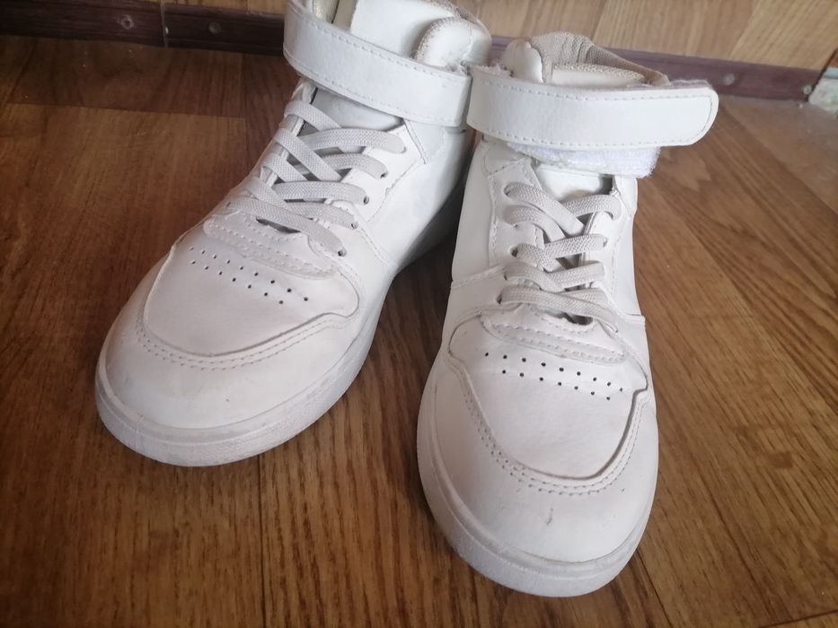 Весняні кросівки