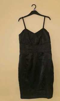 Czarna śliska sukienka sznurowana z tyłu gorsetowa