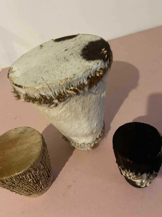 Trzy bębenki pokryte skórą