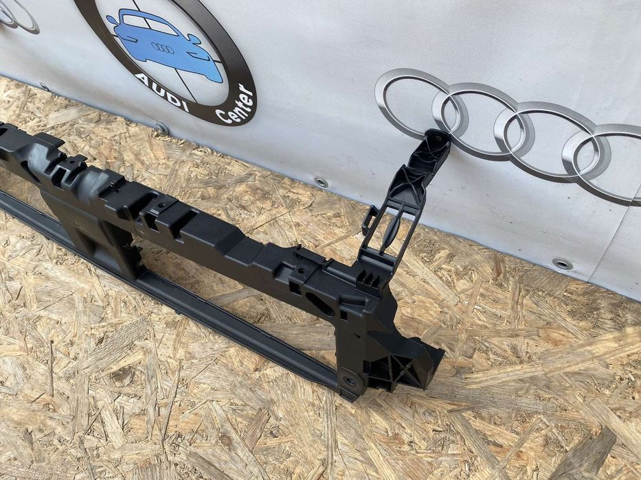 Audi A4 B9 Кронштейн решітки радіаторів Ауді А4 Б9 підрешітник