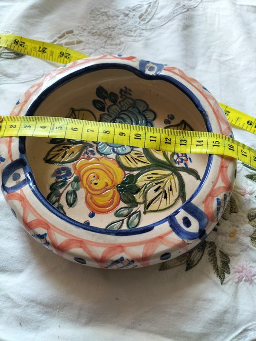 Lindíssima peça de faiança portuguesa, assinada