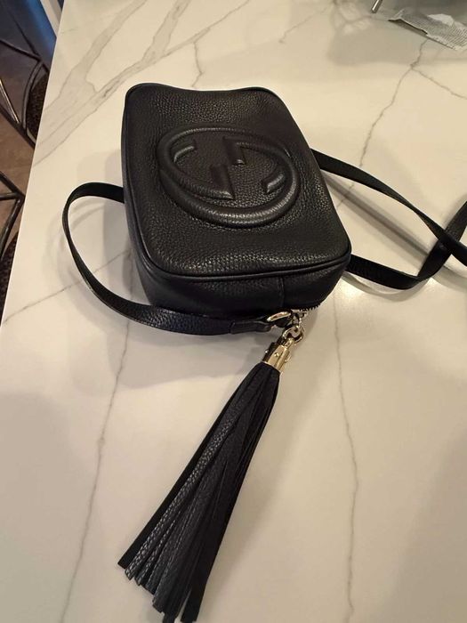 Bolsa pequena Gucci em pele preta, estilo câmara, nova e autêntica.