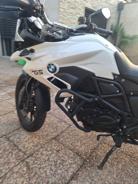 Moto BWM  branca GS 700
