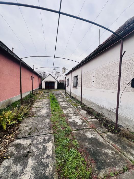 Продаж будинку в с .Яноші при центральній дорозі ( 5 км від Берегово )