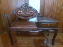 Banco de telefone e peças decorativas
