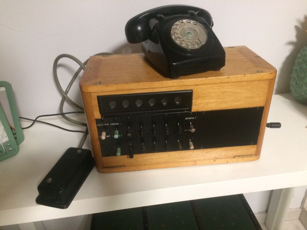 Antiga central telefonica em madeira