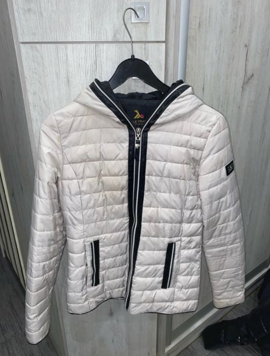 beżowa kurtka pikowana z kapturem