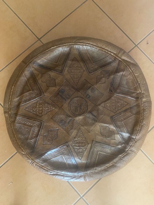 Puff marroquino em pele