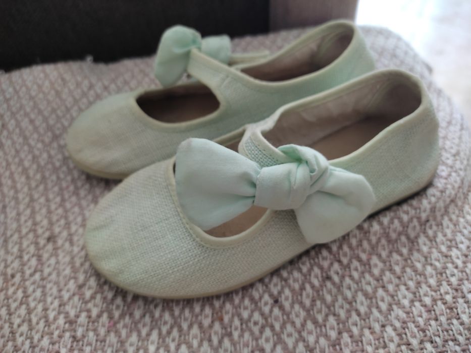Sapatos em lona verde menta.