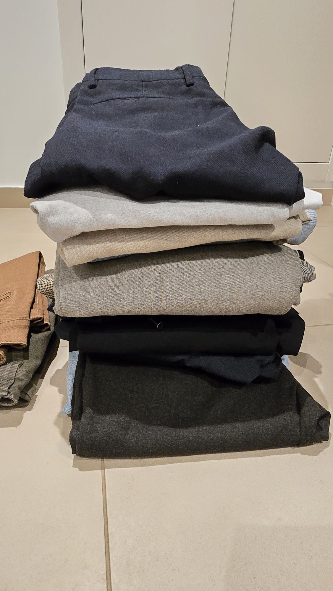 17 pares de calças + 13 camisas + 2 polos + 2 calções como novos