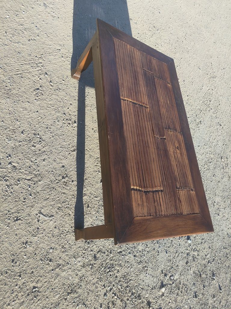 Ława drewniana z bambusowym akcentem