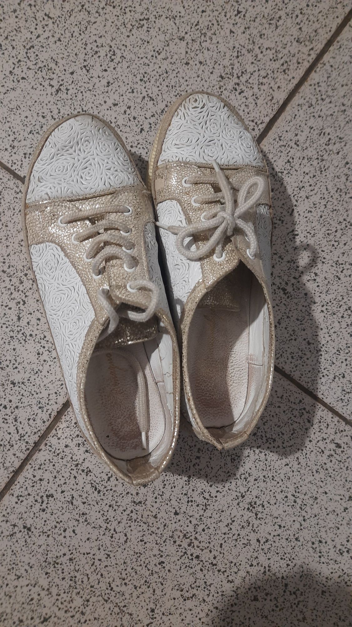 Білі    кросівки