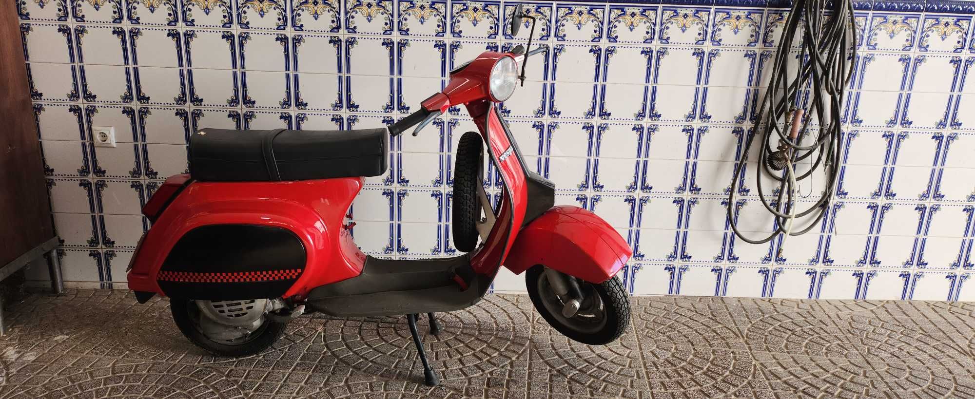 Vespa vermelha otimo estado