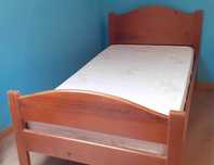 Cama de madeira em pinho fabricada à mão