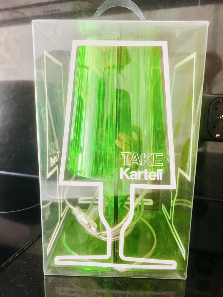 Candeeiro de mesa verde marca Kartell Take