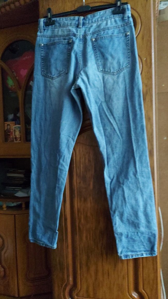 Spodnie jeansowe z dziurami M.
