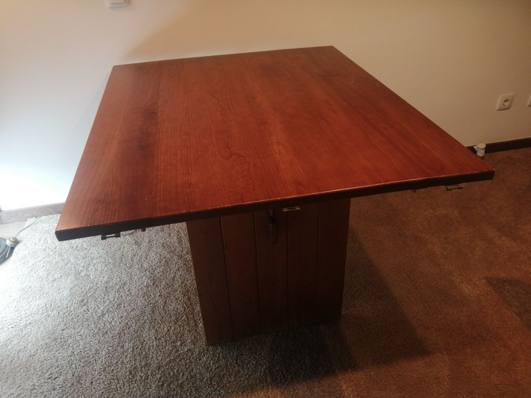 Vendo uma Mesa em pinho maciço da marca CERNE