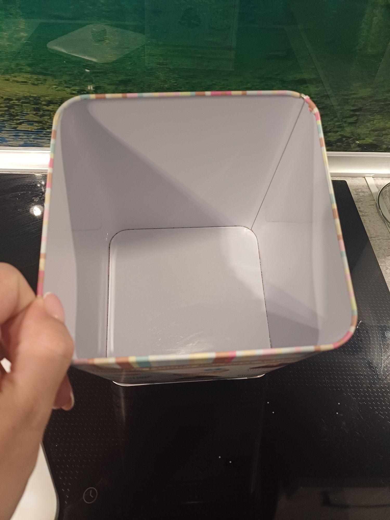 Pudełko blaszane na ciastka, cukierki z przykryciem