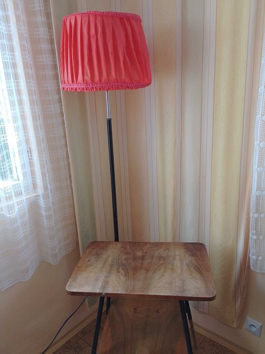 Lampa podłogowa PRL z dwupoziomowym stolikiem