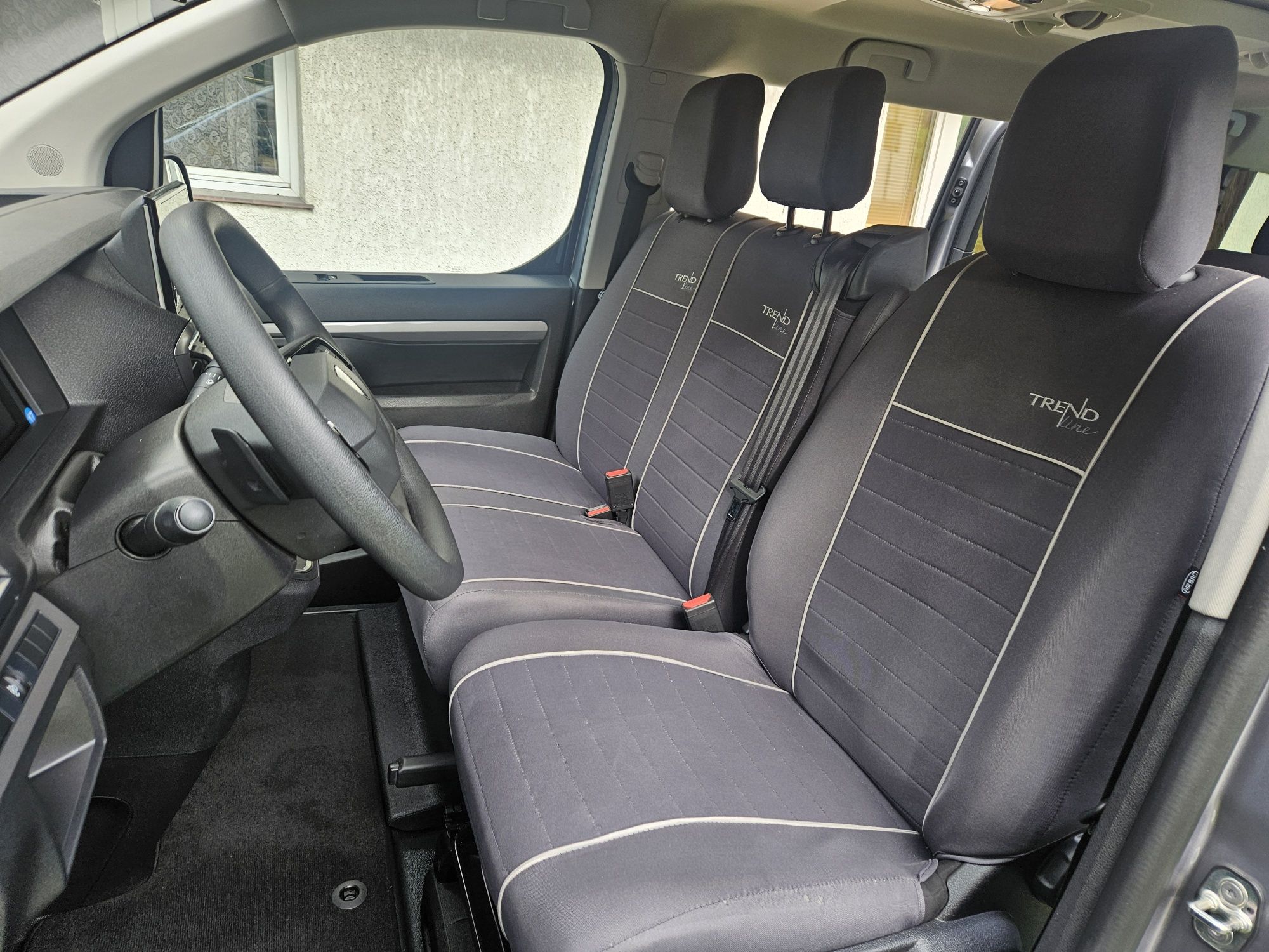 Wynajem busa Peugeout Traveller 2024