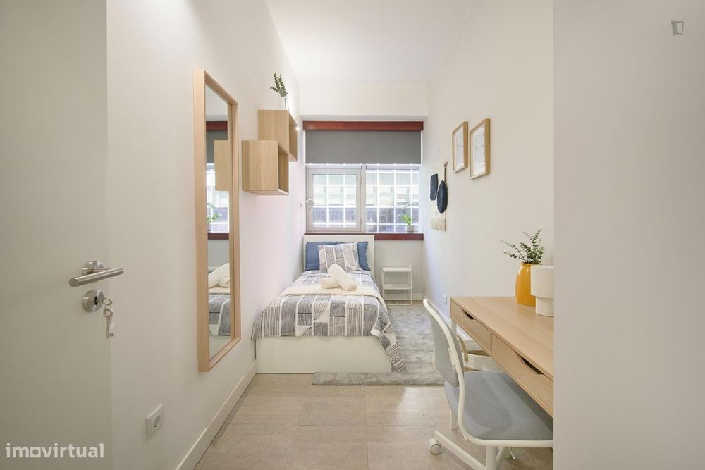 780198 - Quarto com cama de solteiro em...